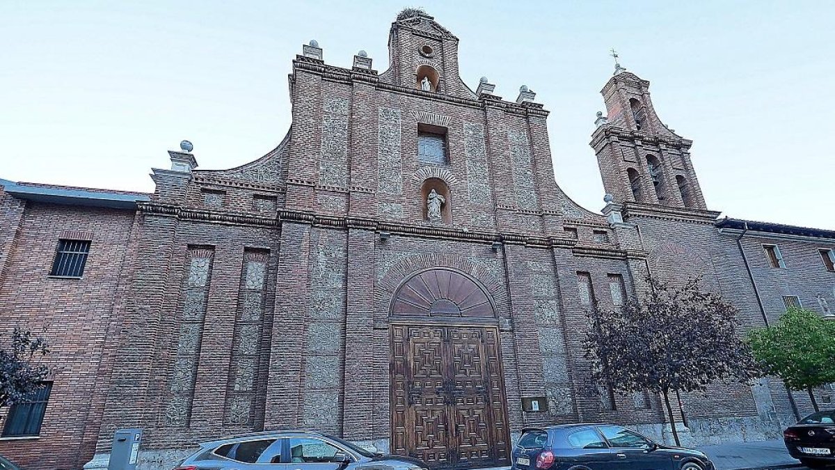 Fachada del colegio de los Ingleses, en la calle Don Sancho.-PABLO REQUEJO/ PHOTOGENIC