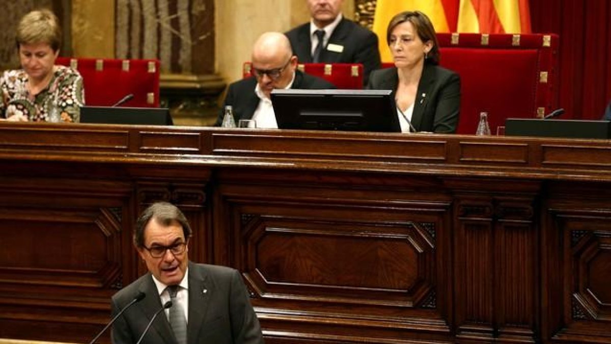 Artur Mas, este jueves, en el pleno de investidura. Tras él, los miembros de la Mesa.-EFE / TONI ALBIR