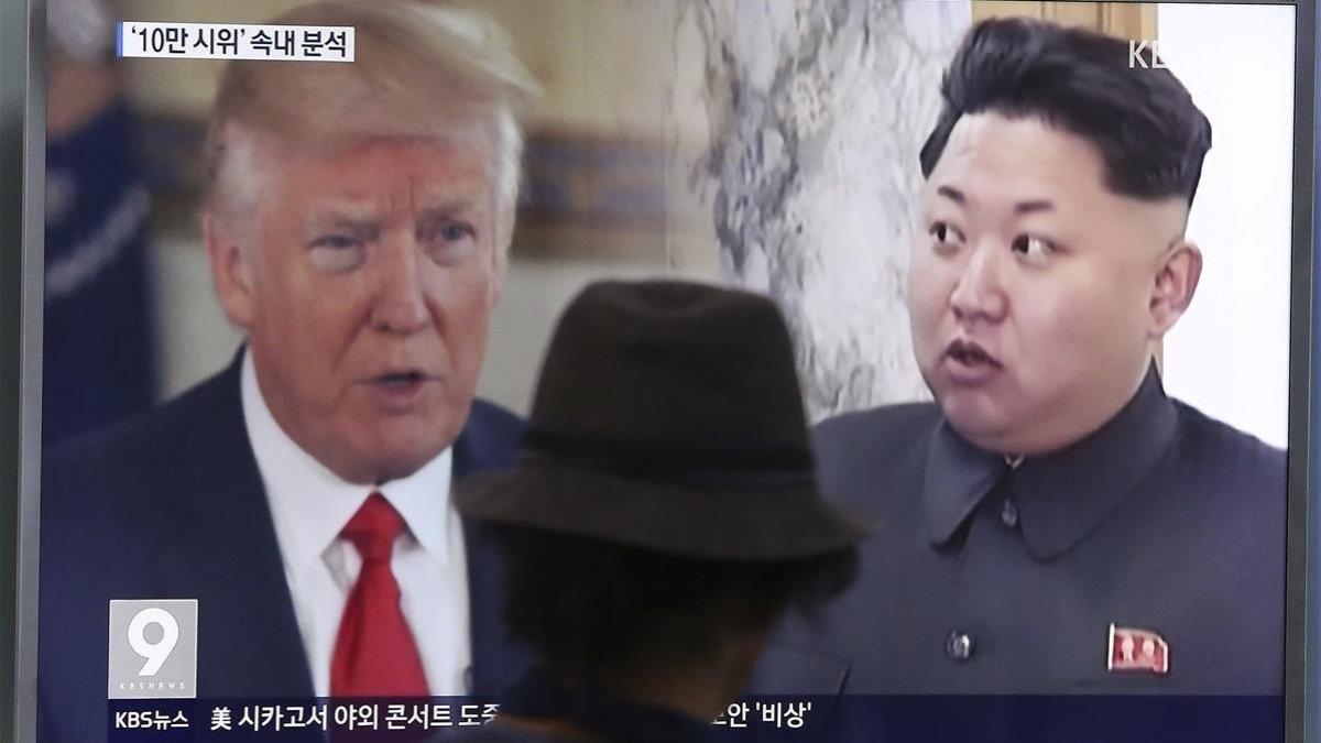 Un hombre mira en una televisión de un escaparate de Seúl un programa que habla de la crisis entre EEUU y Corea del Norte. /-AP / AHN YOUNG-JOON