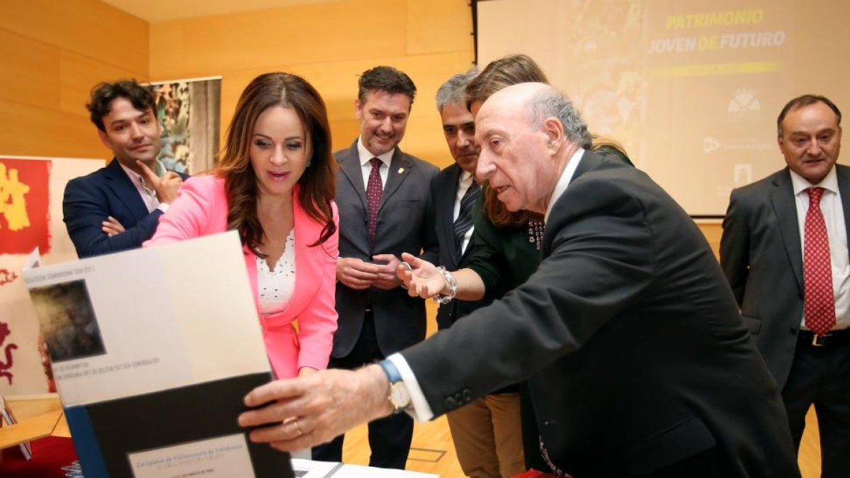 Silvia Clemente junto al presidente de la Fundación Santa María La Real del Patrimonio Histórico, José María Pérez 'Peridis', y los alcaldes de La Granja, José Luis Vázquez y Tordesillas, José Antonio González Poncela.-ICAL