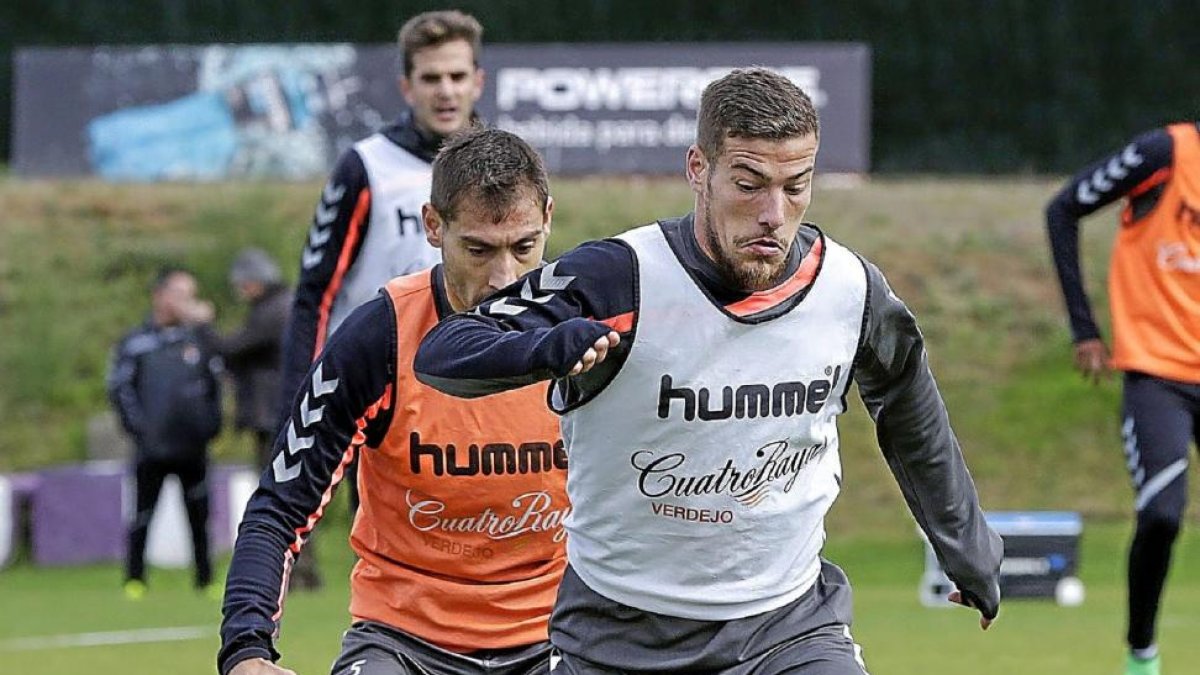 Tiba conduce el balón ante Samuel-Balcaza