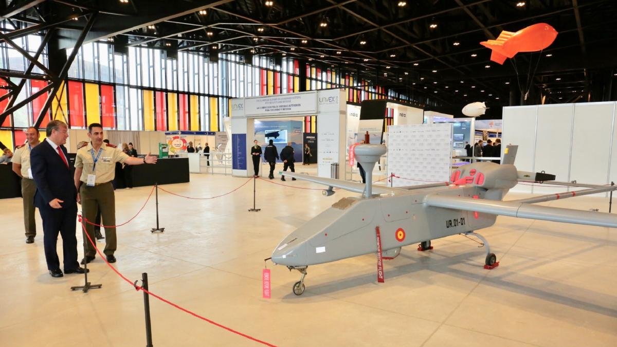 Antonio Silván conoce de primera mano las novedades expuestas en materia de seguridad y defensa, en el marco de la Feria UNVEX.-AYTO. DE LEÓN