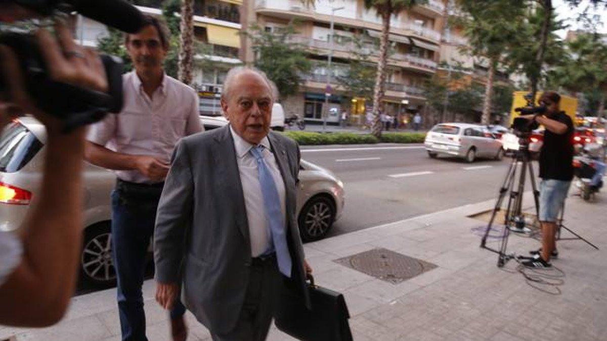 El 'expresident' Pujol este lunes llegando a su domicilio de Barcelona.-Foto: ÁLVARO MONGE