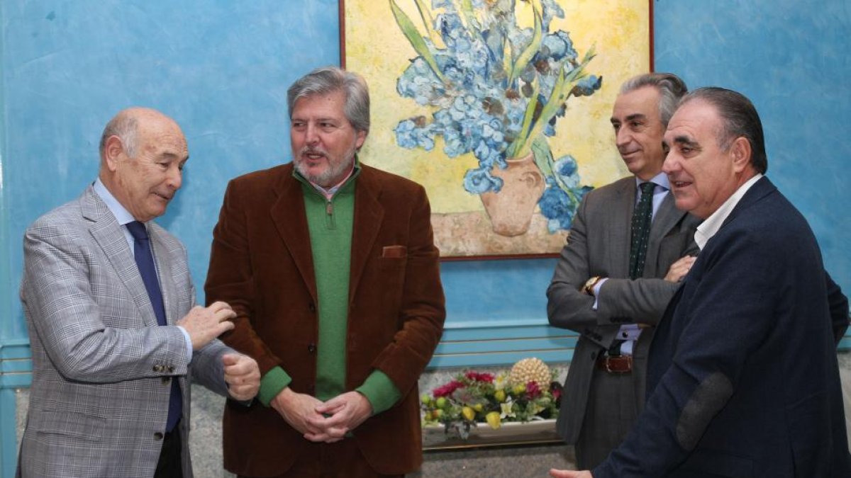 El secretario de Estado de Hacienda, Miguel Ferré Navarrete (2D); junto al candidato al Senado, José Antonio Rubio (D); al candidato al Congreso y ministro de Cultura, Íñigo Méndez de Vigo (2I); y al presidente de la Cámara de Comercio, Vicente Villagrá (-Ical