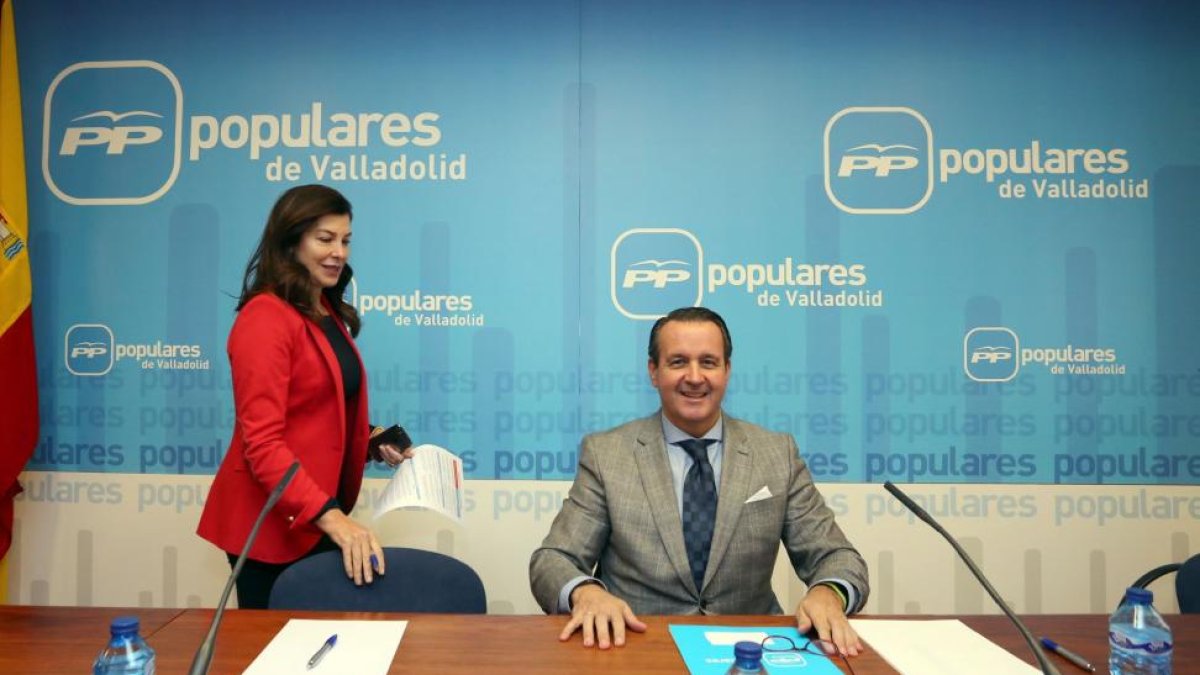 Los parlamentarios del PP de Valladolid Ignacio Tremiño y Arenales Serrano informan sobre empleo y pensiones-ICAL