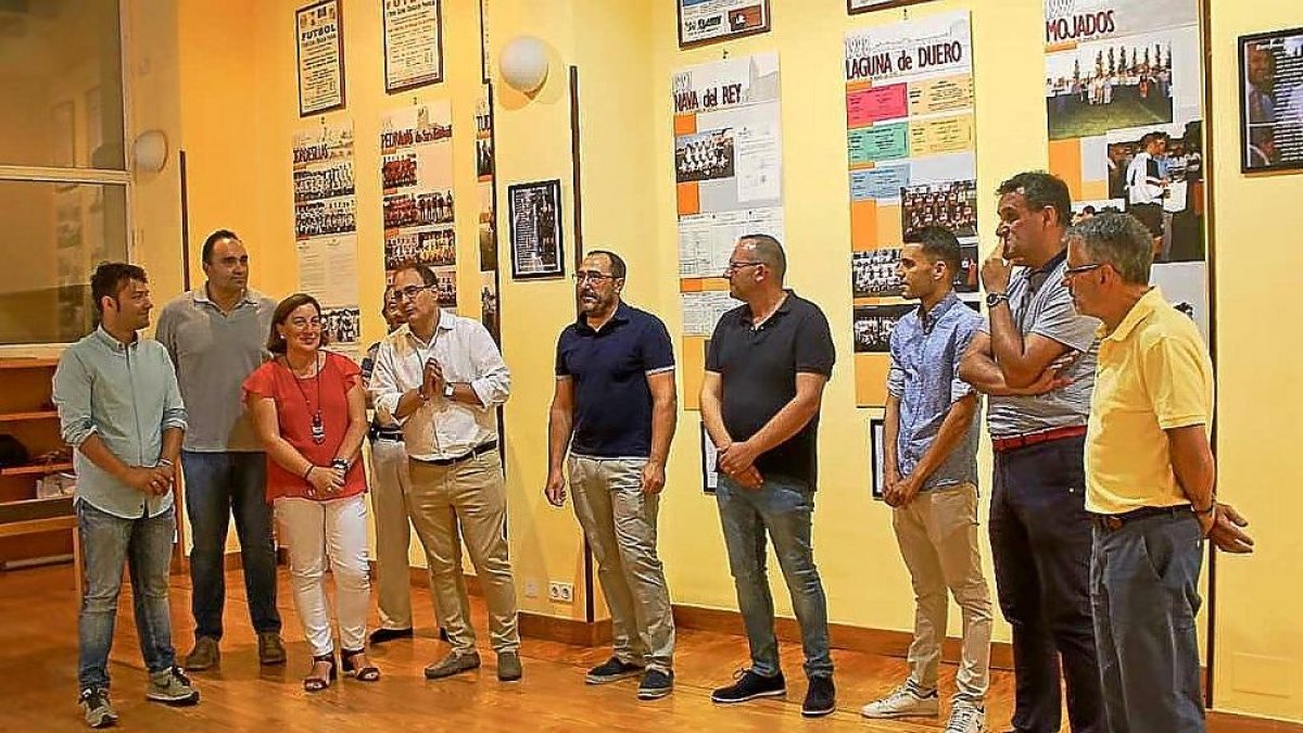Manuel Heredia, cuarto por la izquierda, junto a autoridades y directivos de clubes en la presentación de la exposición.-EM