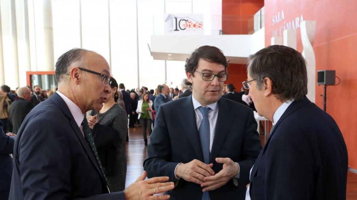 El presidente autonómico del PP, Alfonso Fernández Mañueco, conversa con el presidente del PP de Valladolid, Ramiro Ruiz Medrano (I), y con el gerente del PPCyL, Pedro Viñarás, durante los Premios Castilla y León 2016 y de la Medalla de Oro a la Usal.-ICAL