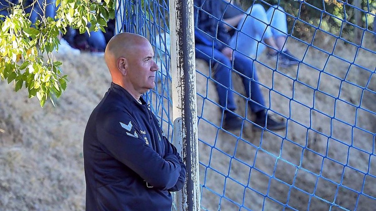 Miguel Rivera observa desde fuera el partido, una vez expulsado.-PABLO REQUEJO