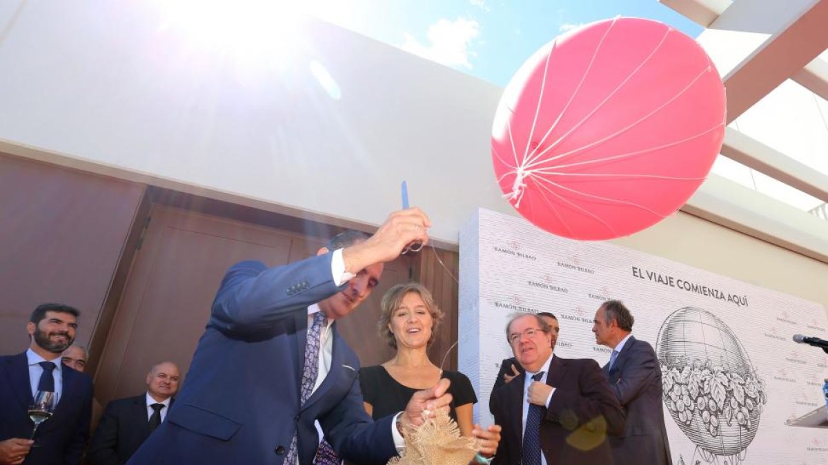 La ministra de Agricultura, Isabel García Tejerina, y el presidente de la Junta de Castilla y León, Juan Vicente Herrera, asisten a la inauguración de la nueva Bodega de Ramón Bilbao.-ICAL