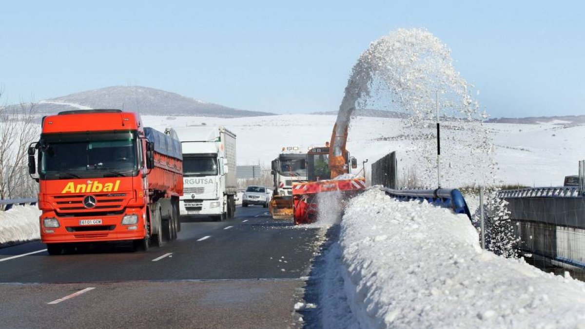 Una máquina fresadora limpia de nieve al A-67 (Palencia-Cantabría) por Quintana de Hormigueras cerca del límite con Cantabría-Ical