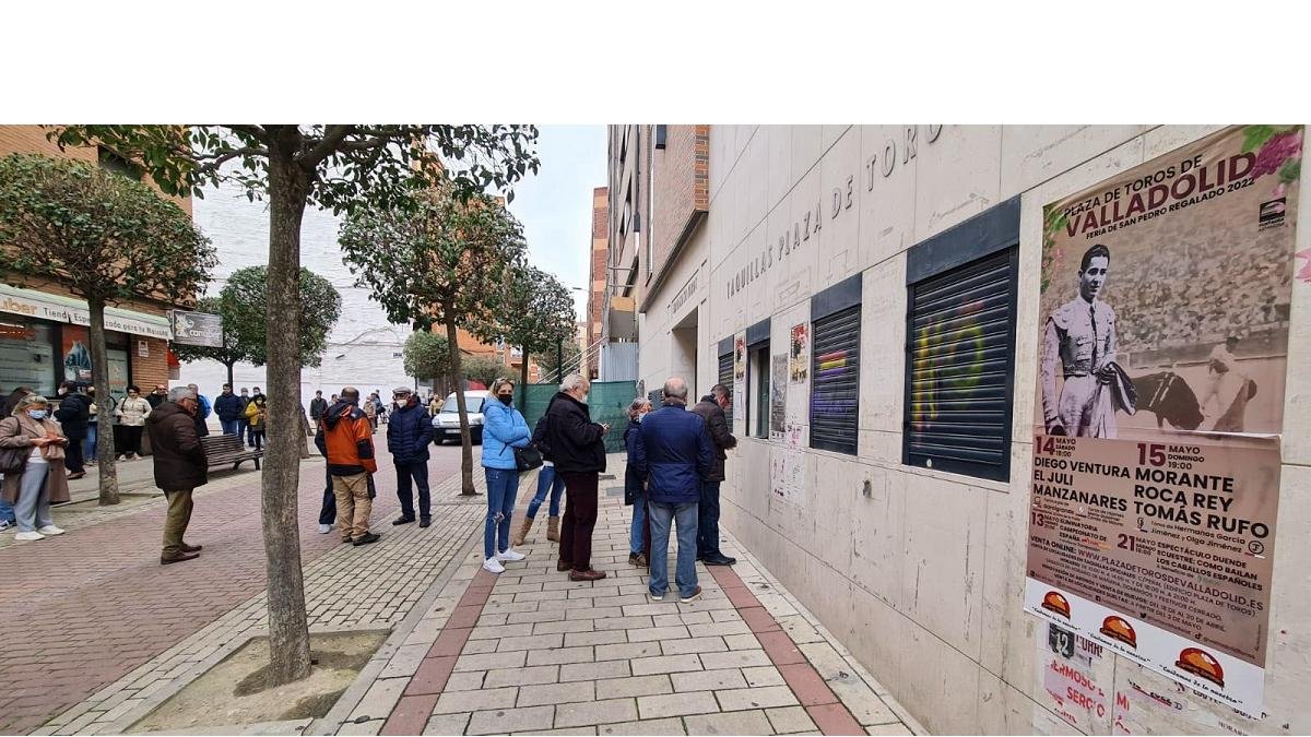 Numerosos aficionados taurinos adquieren entradas para la Feria de San Pedro Regalado en Valladolid.- ICAL