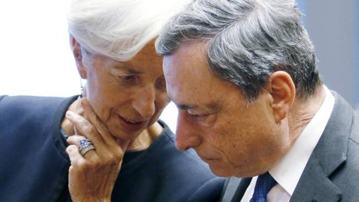 La directora gerente del FMI, Christine Lagarde, habla con el presidente del BCE, Mario Draghi, este jueves en Luxemburgo.-Foto: REUTERS / FRANÇOIS LENOIR