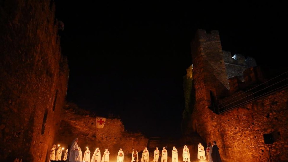 Visitas nocturnas teatralizadas al Castillo de los Templarios por la compañía Conde Gatón de Ponferrada.-ICAL