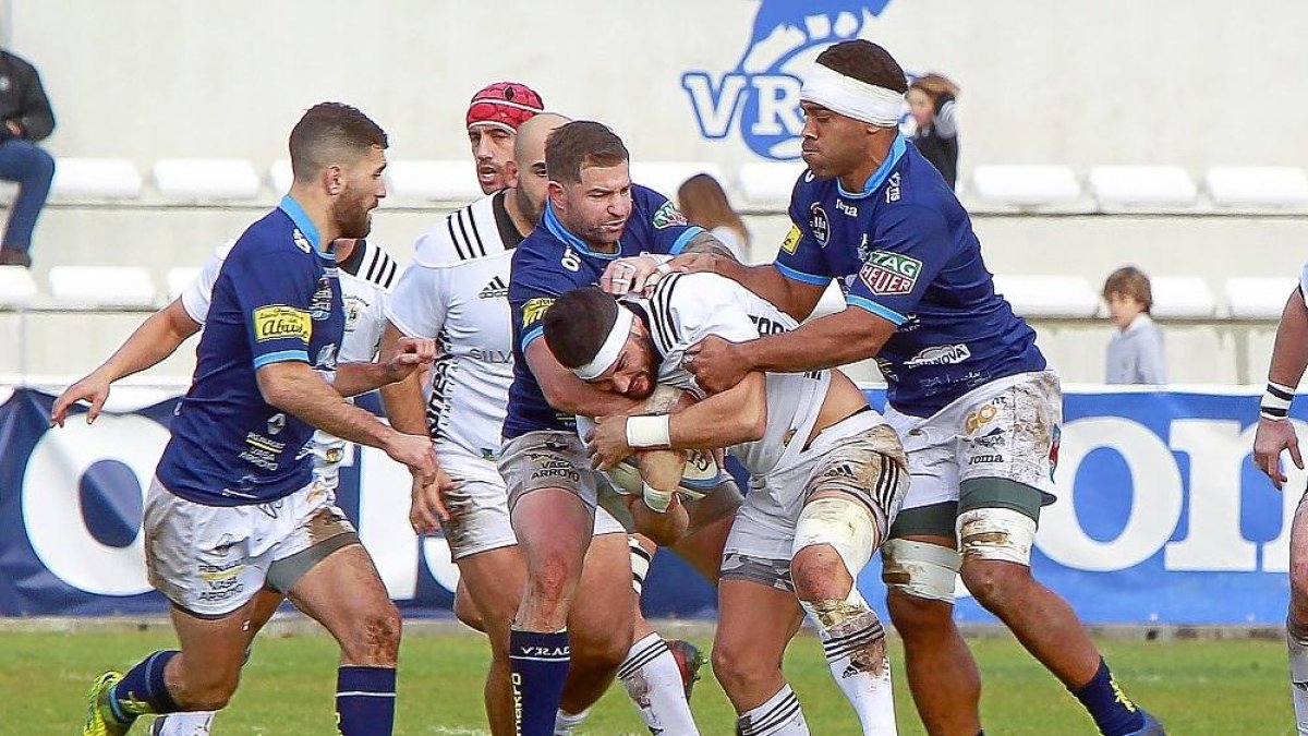 Gavidi y Eaton intentan arrebatar el oval a Harmatiuk en el derbi de esta temporada.-J. M. LOSTAU