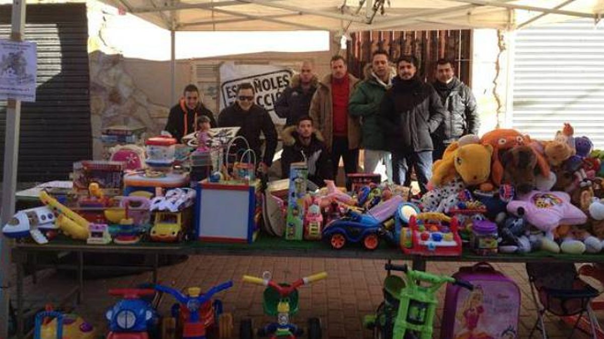 Una asociación xenófoba reparte juguetes 