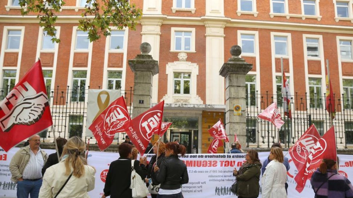 FSP-UGT Valladolid realiza una concentración en la Consejería de Sanidad, para denunciar el deterioro de lo servicios públicos-Ical