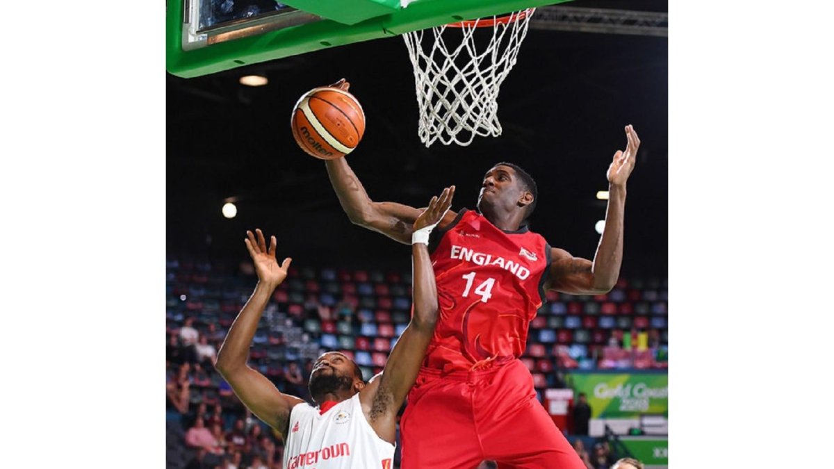 Ropbert Gilchrist captura un rebote con la camiseta de la selección inglesa. EL MUNDO