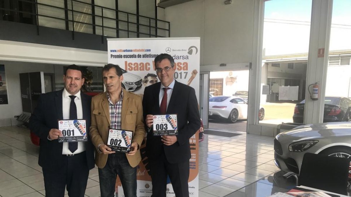 Luis Miguel (Estudio Publicidad), Isaac Viciosa y Roberto Pérez (Adarsa), ayer en la presentación de la Milla.-G. V.
