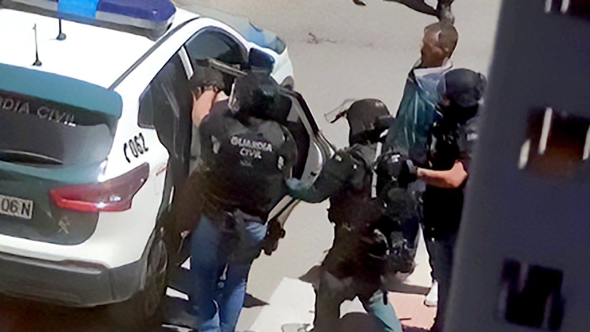 Los agentes con ‘el Chiqui’ el 1 de julio de 2022 tras 14 horas de encierro y dos asesinatos. -E.M