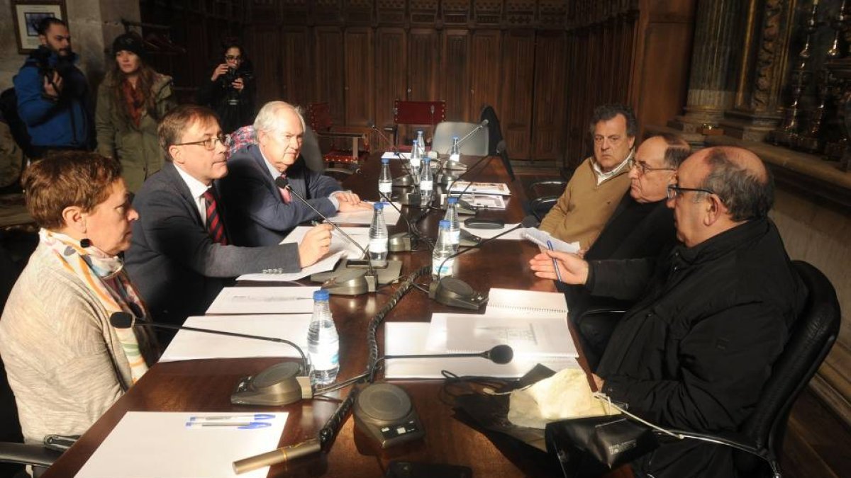 El director general de Patrimonio, Enrique Saiz, se reúne con el Cabildo de la catedral de León para analizar los informes de los últimos desprendimientos-Ical