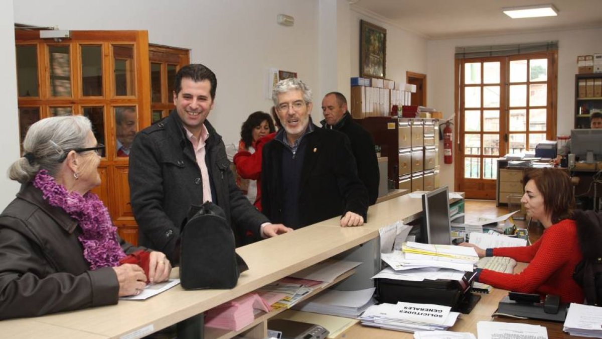 El secretario general del PSOE de Castilla y León y candidato a la Junta, Luis Tudanca (C), junto al alcalde de Saldaña, Miguel Nozal (D), en las oficinas del Ayuntamiento de Saldaña-Ical