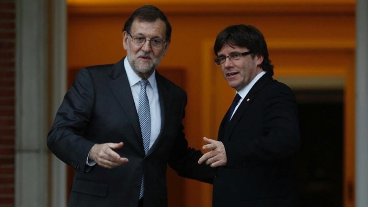 Mariano Rajoy y Carles Puigdemont se saludan antes de su reunión en la Moncloa en el mes de abril del 2016.-DAVID CASTRO