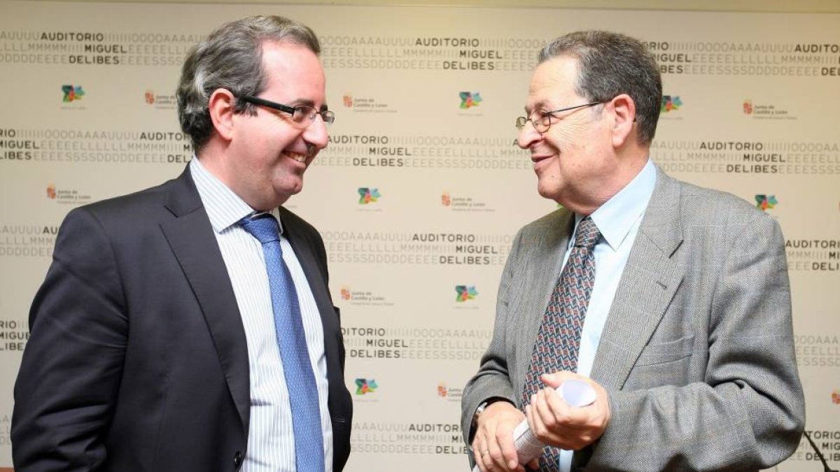 El presidente de la Fundación Excelentia, Javier Martí (I), y el presidente de la Asociación Contra el Cáncer (AECC) en Valladolid, Francisco Javier Arroyo (D), presentan el concierto navideño ‘De Mozart a Frank Sinatra’-Ical
