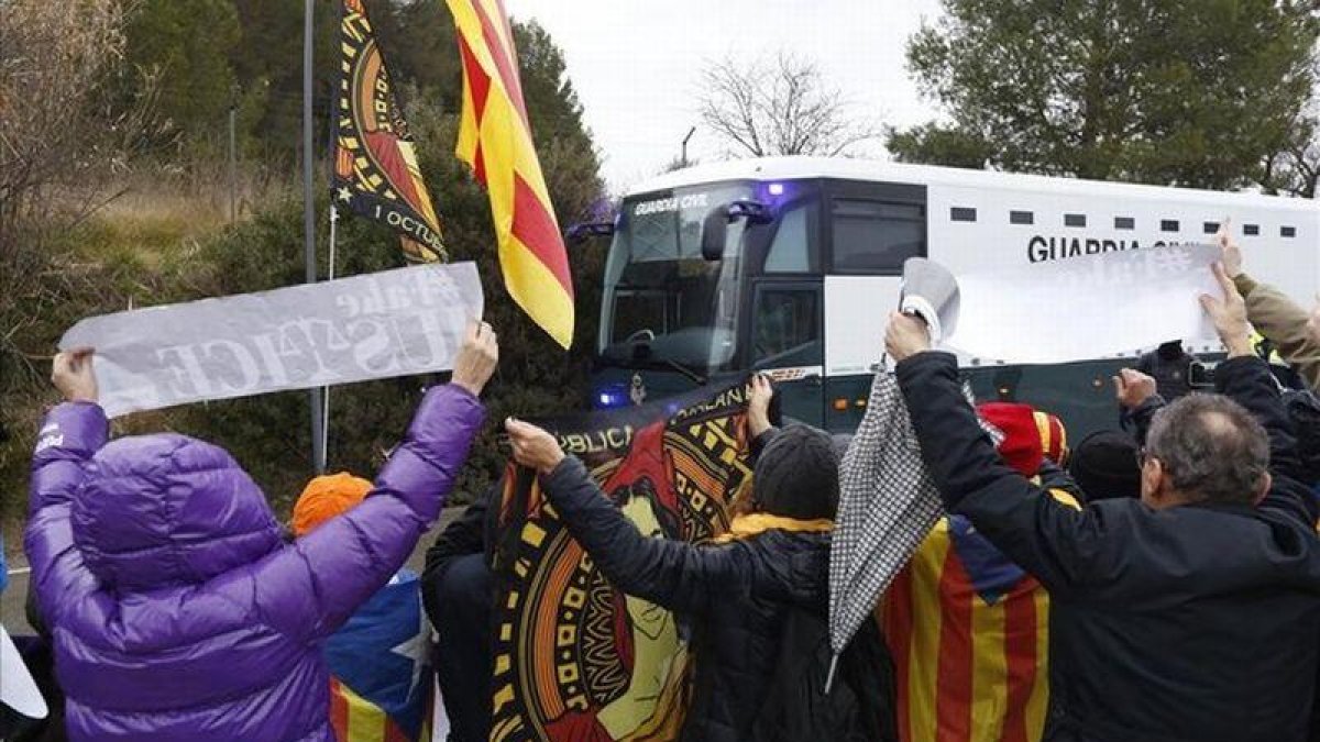 Los 9 políticos catalanes presos ya viajan hacia Madrid.-ALBERT BERTRAN