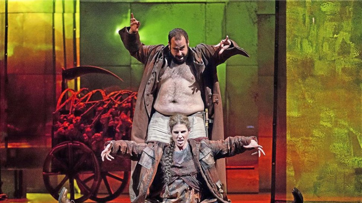 Alberto Velasco y Beatriz Argüello en una escena de ‘Numancia’.-JAVIER NAVAL