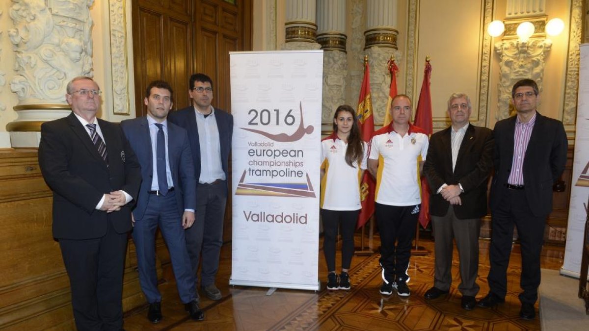 Vladimir Zeman, Jesús Carballo, Alberto Bustos, Elvira Santiago, Guillermo Villa, Fernando Nieto y Leopoldo Cortejoso posan con el cartel delEuropeo.-P. REQUEJO