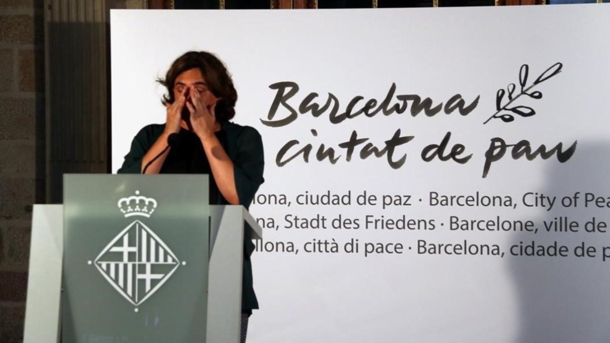 La alcaldesa de Barcelona, Ada Colau, visiblemente emocionada durante la lectura de la declaración institucional con motivo del primer aniversario del 17-A.-AINA MARTÍ (ACN)