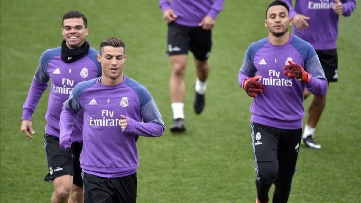 Ronaldo, junto a Pepe y Keylor Navas en el entrenamiento de este viernes en Valdebebas.-AFP / GERARD JULIEN