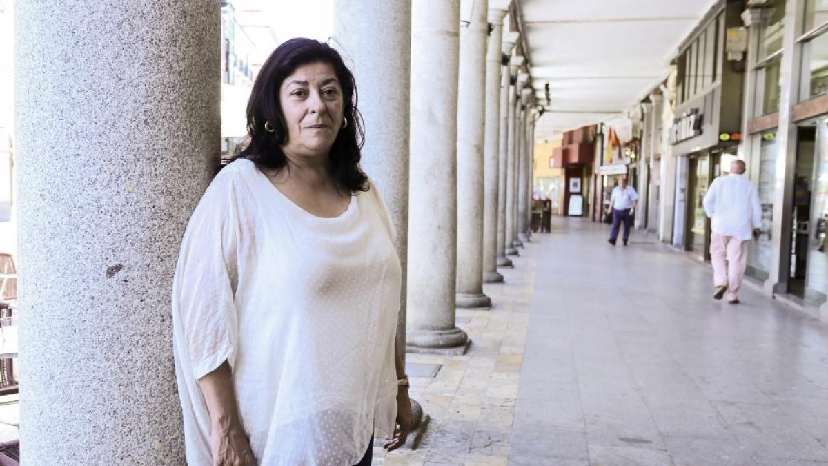 La escritora Almudena Grandes participa en la 49ª Feria del Libro de Valladolid.-ICAL