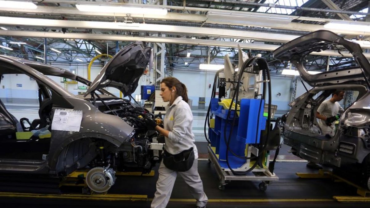 Trabajadora en la factoría de Valladolid.-ICAL