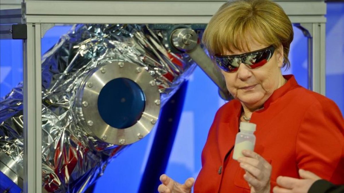 Angela Merkel, en el Centro Europeo de Astronautas, este miércoles.-AP / SASHA SCHUERMANN