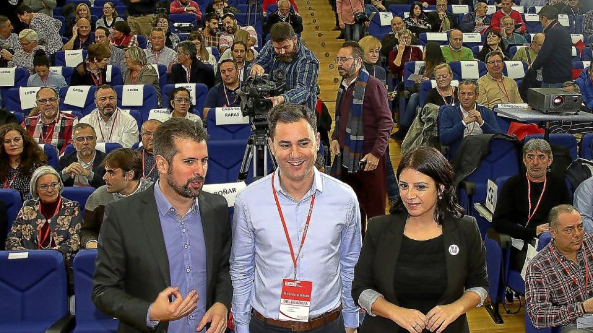 Eduardo Morán, flanqueado por Luis Tudanca y Adriana Lastra, durante el congreso del PSOE leonés.-ICAL