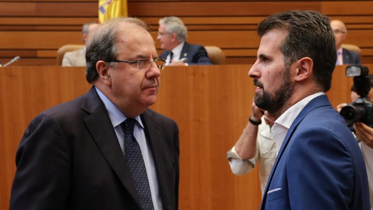 Juan Vicente Herrera charla con Luis Tudanca.-ICAL