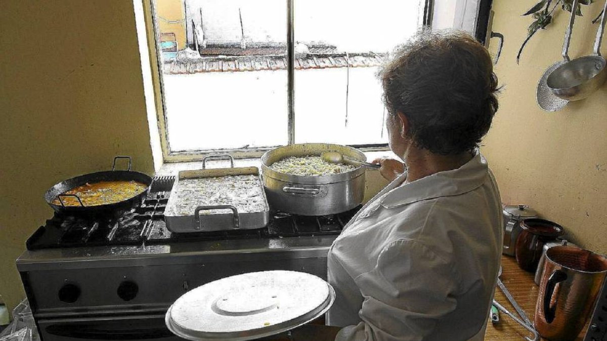 Imagen de archivo de una cocinera trabajando en uno de los comedores sociales de Valladolid-J.M.Lostau