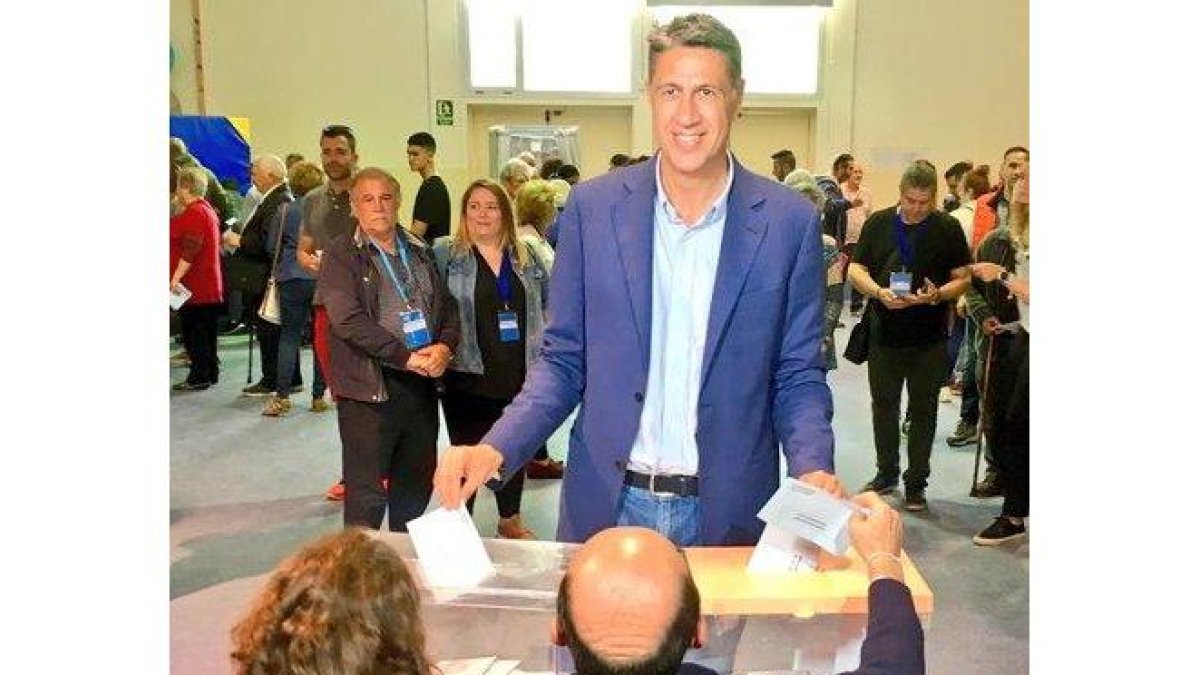 El líder del PP en Badalona, Xavier García Albiol, votando en las elecciones municipales este 26 de mayo.-TWITTER PP BADALONA