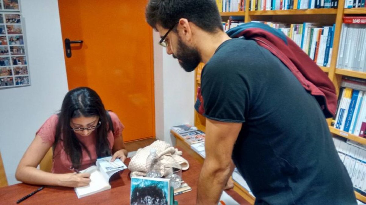 La escritora ecuatoriana Mónica Ojeda en la firma de su novela.-E.M.