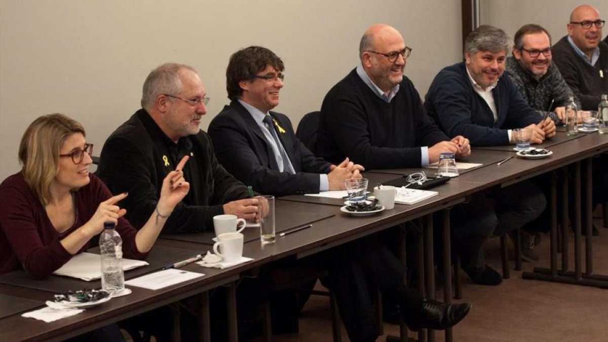 Carles Puigdemont reunido, en Bruselas, con los diputados de su partido.-/ HORST WAGNER (EFE)