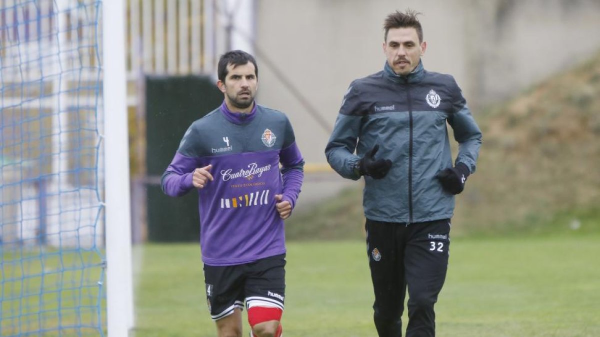 Álex López corre con el preparador físico.-J.M.LOSTAU