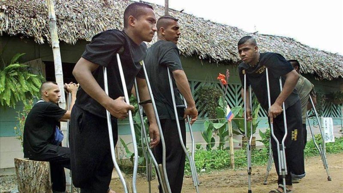 Paramilitares colombianos mutilados por minas antipersona descansan en un hospital.-FREDY AMARILES (AFP)