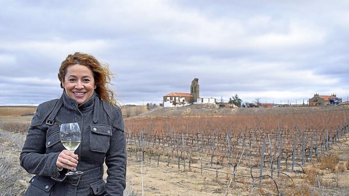La enóloga Almudena Alberca, en el viñedo situado junto a la ermita, en la Finca Caserío de Dueñas.-ARGICOMUNICACIÓN