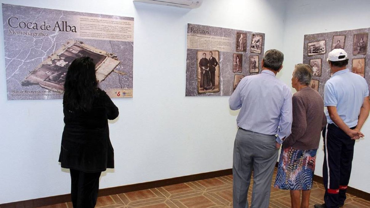 Memoria gráfica del municipio de Coca de Alba, en una exposición formada por imágenes antiguas recopiladas en dicha localidad-Ical