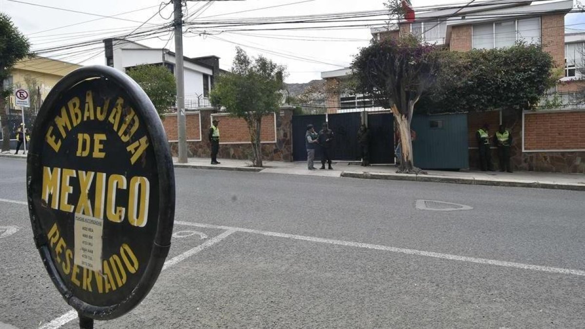 Presencia policial en la embajada de México en Bolivia.-EFE