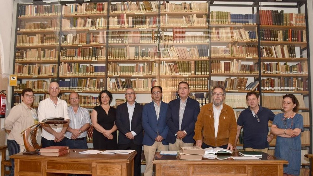 Visita realizada ayer por la mañana al archivo del IES Antonio Machado.-HDS
