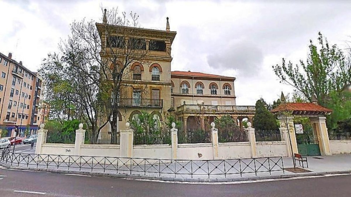 Palacete de antiguas viviendas militares situado en el cruce de Arco de Ladrillo con paseo de Farnesio.-E. M.