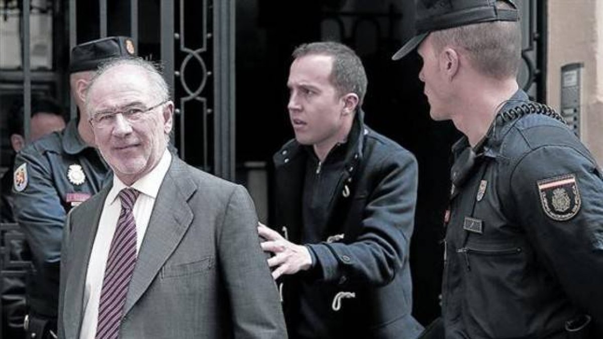 Rodrigo Rato a la salida de su despacho el pasado 17 de abril-Foto: JOSÉ LUIS ROCA