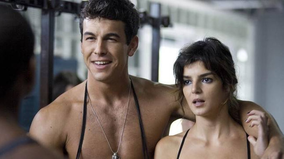 Mario Casas y Clara Lago, en una escena de la película 'Tengo ganas de ti'.-